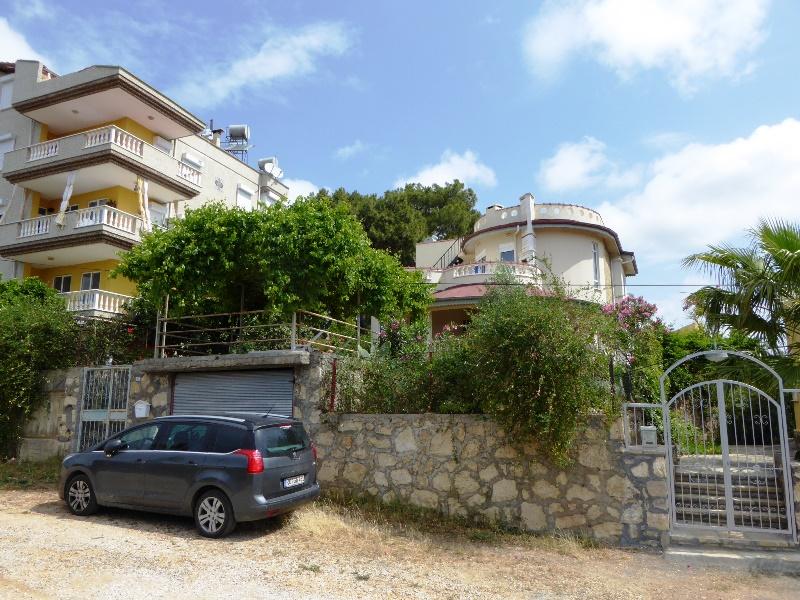 Spanische Turmvilla in Alanya Avsallar mit einem schöne Grundtsück nahe dem Meer Spanische Turmvilla in Alanya Avsallar mit einem schöne Grundtsück nahe dem Meer