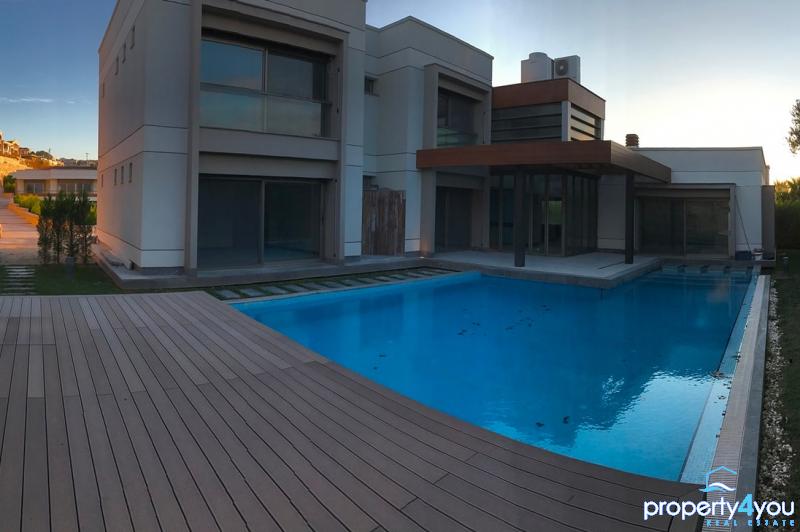 Moderne Villa mit privatem Pool auf einem Grundstück in Izmir Moderne Villa mit privatem Pool auf einem Grundstück in Izmir